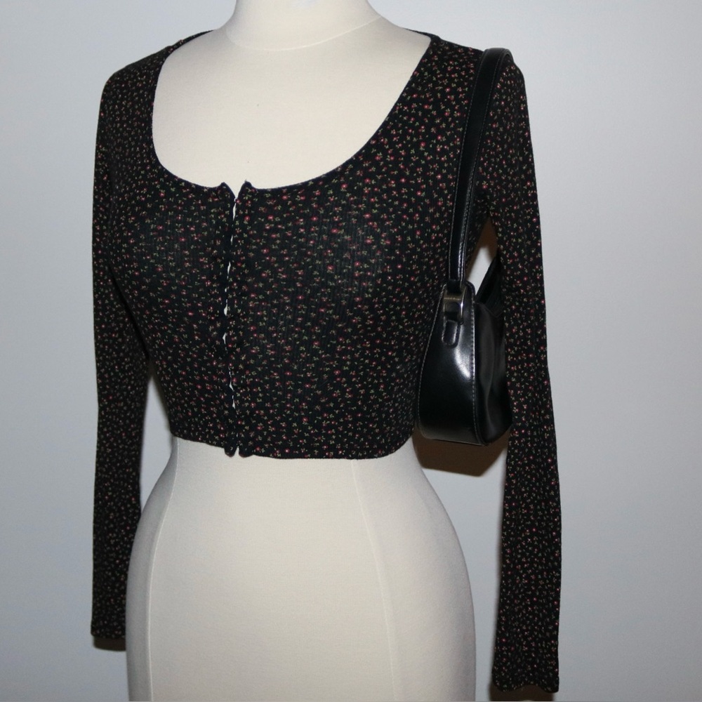 Cropped long sleeve top with vintage rose pattern